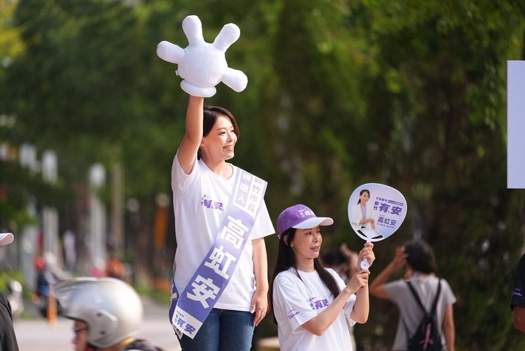高虹安路口拜票拚連任 莊競程親子活動聆聽市民心聲 高虹安路口拜票拚連任 莊競程親子活動聆聽市民心聲