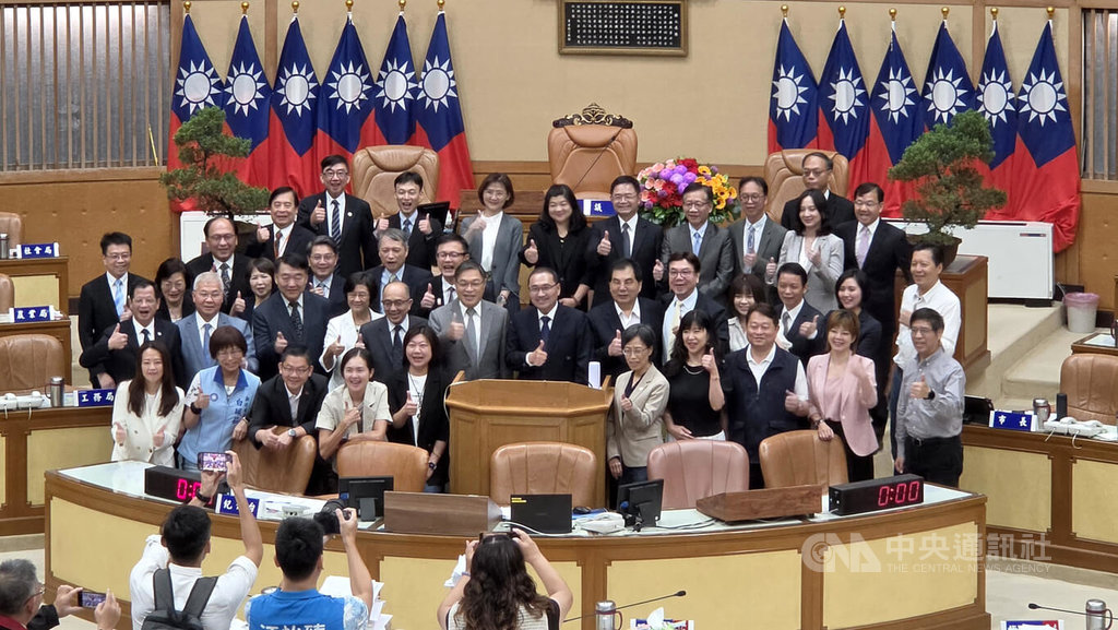 國民黨議員與侯友宜拍畢業照 蔡淑君省競總經費百萬捐助教育