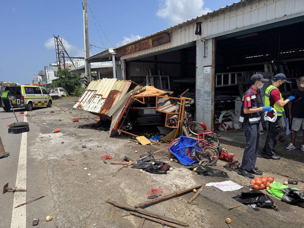 自小客車衝進鋁門窗店　駕駛驗出毒品反應