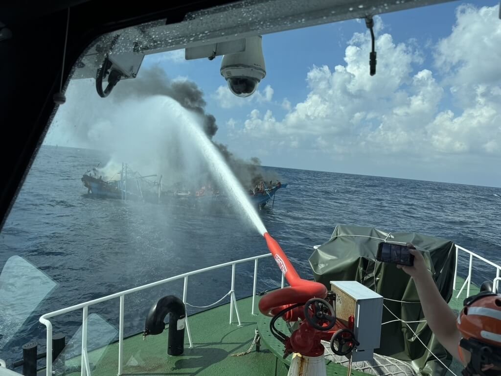 漁船彭佳嶼外海失火　海巡馳援