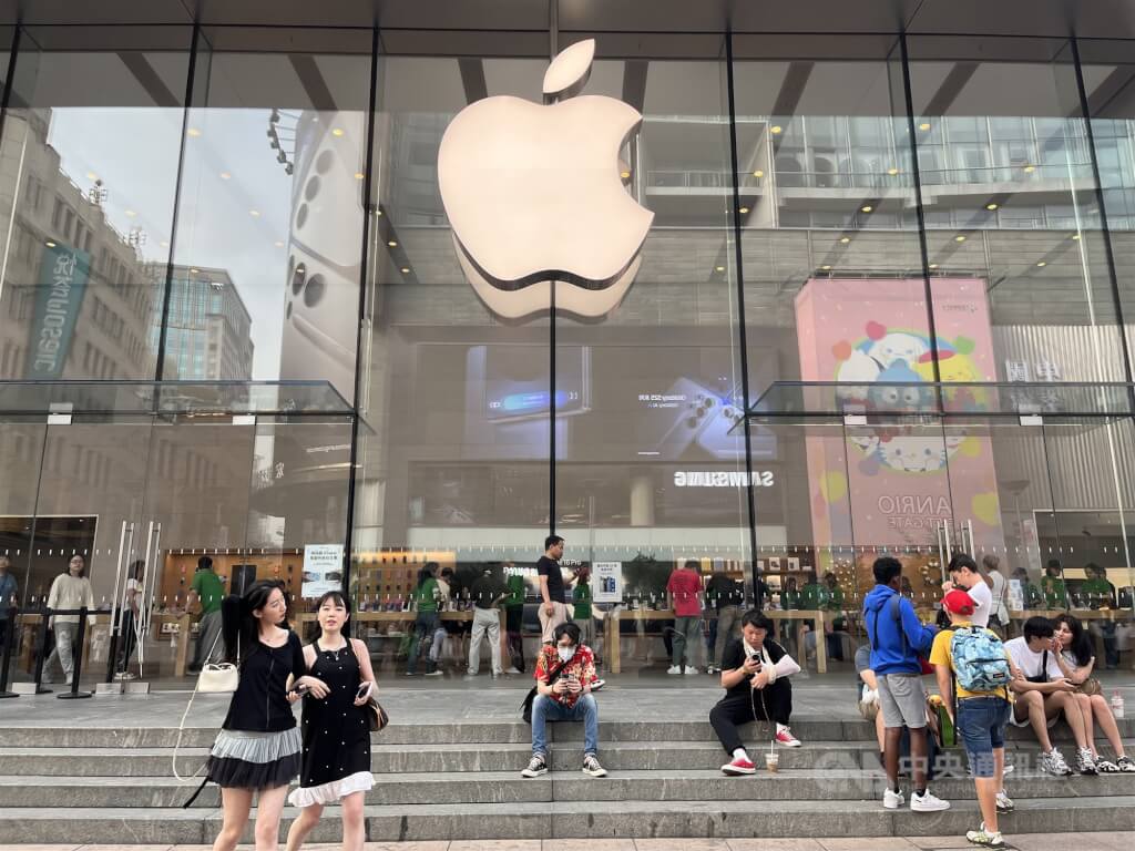 傳蘋果首款摺疊機eSIM卡關　中國上市恐延後