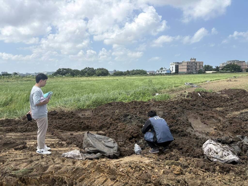 新豐農地堆置不明太空包飄異味　環保局稽查