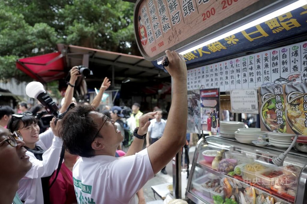 沈伯洋赴大稻埕慈聖宮　攤商熱情要簽名（1）