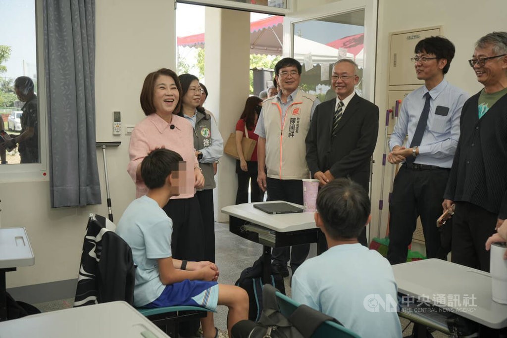 屏東飛夢林學園新校舍啟用　周春米視察