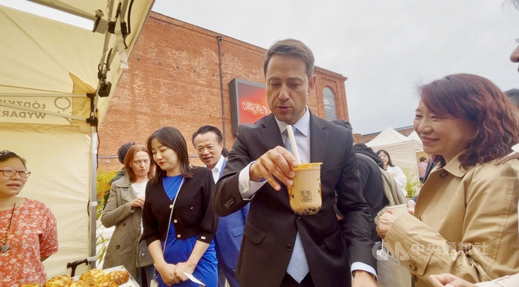 波蘭洛茲副市長體驗台灣市集   品嘗珍奶讚好喝