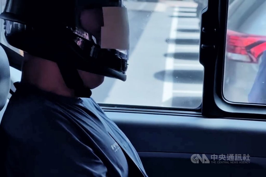 桃機持刀挾人男子妨害自由傷害罪送辦 是否吸毒航警採檢送驗 桃機持刀挾人男子妨害自由傷害罪送辦 是否吸毒航警採檢送驗