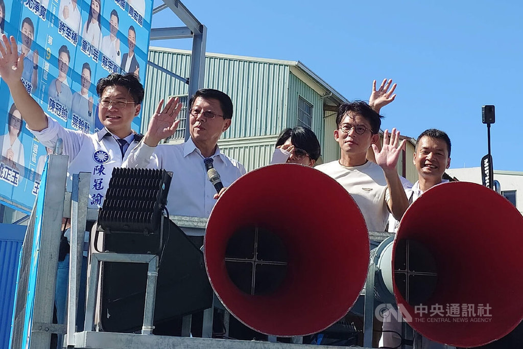 台南藍白聯合服務中心成立　車隊掃街