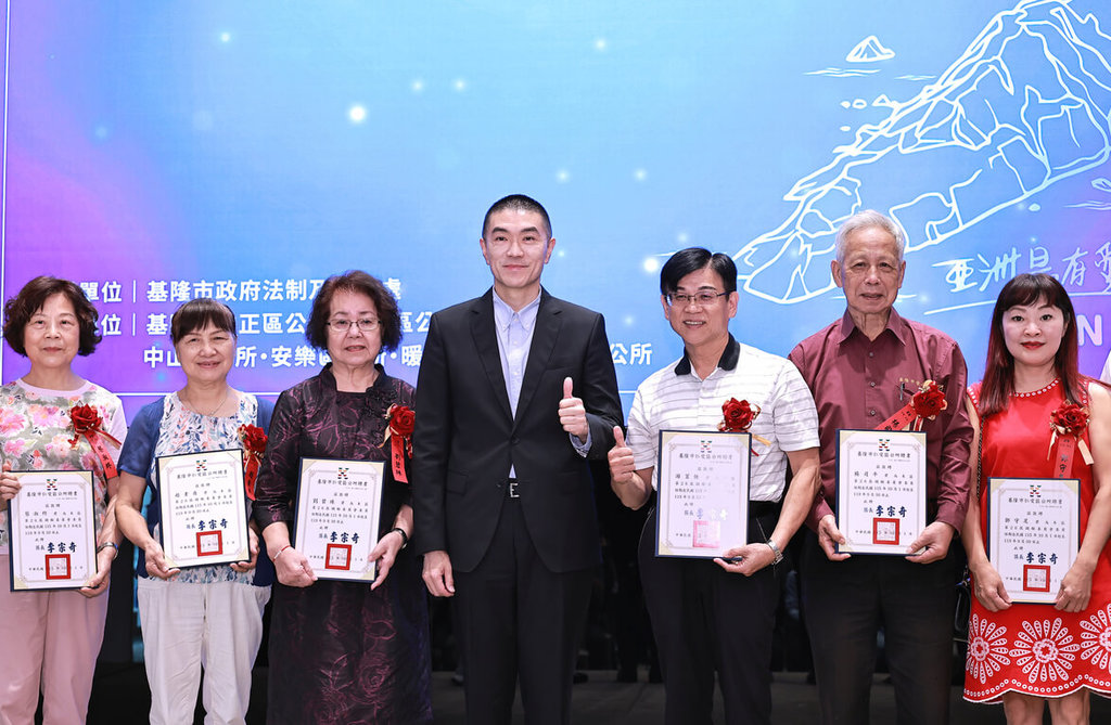 謝國樑頒聘書感謝調解委員
