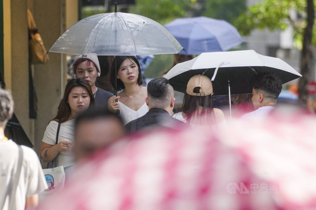 桃園以北、東半部14日晚起水氣增降雨明顯 準颱風杜鵑最快15日生成