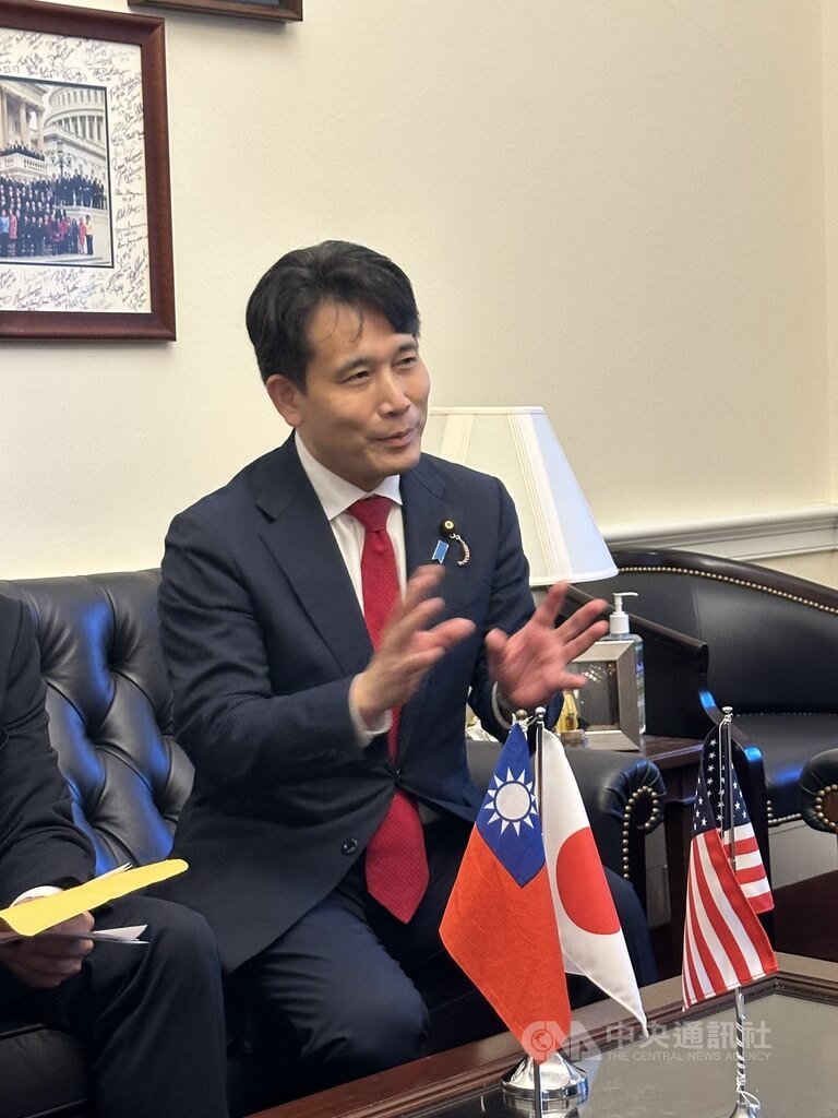 日本參議員瀧波宏文