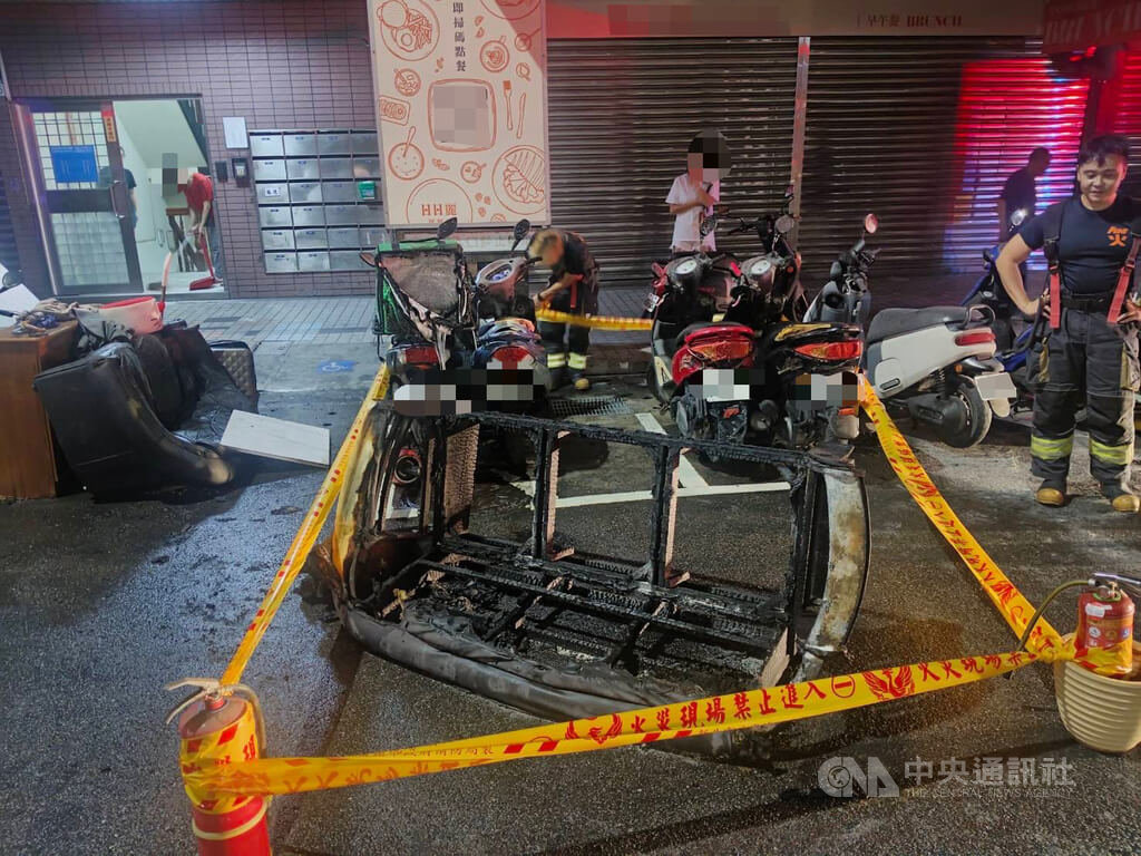 新北男拾荒疑拿打火機照明引燃沙發 延燒4機車遭送辦