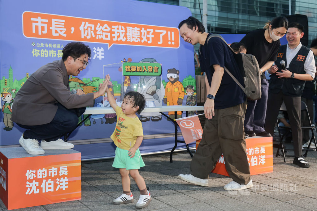 沈伯洋首場肥皂箱活動　民眾到場支持（2）