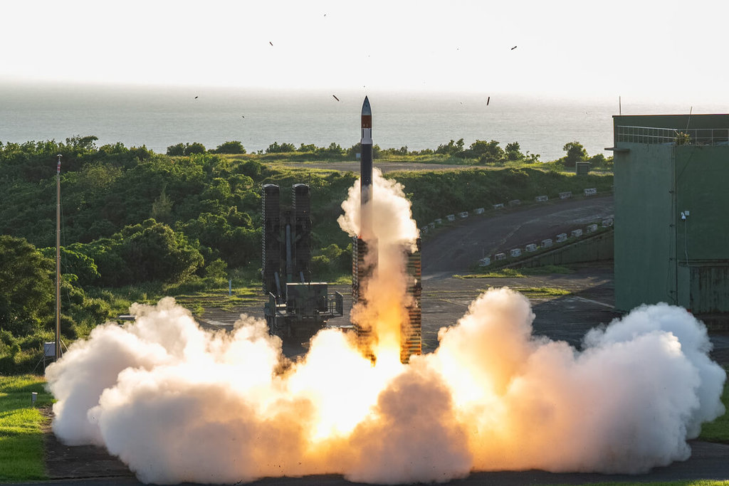 天弓三型防空飛彈進行射擊