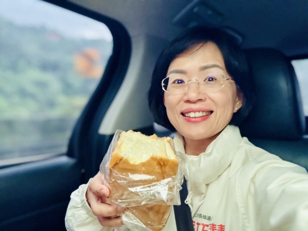 參選人拚行程 車上用餐是常態、1碗泡麵就解饞