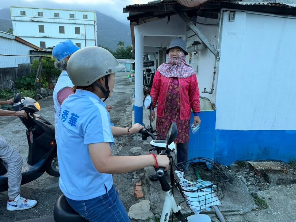 吳秀華深入鄉里聽心聲