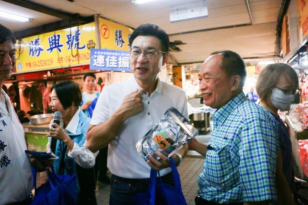 江啟臣掃街獲贈喉糖