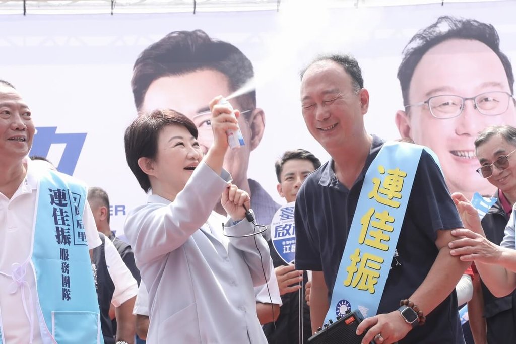 台中市長盧秀燕豐原助選　為參選人噴防曬噴霧