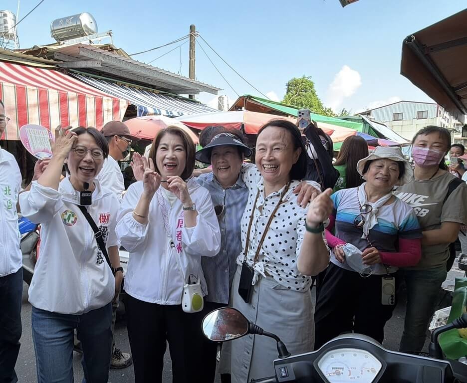 周春米市場掃街　受到民眾熱情歡迎
