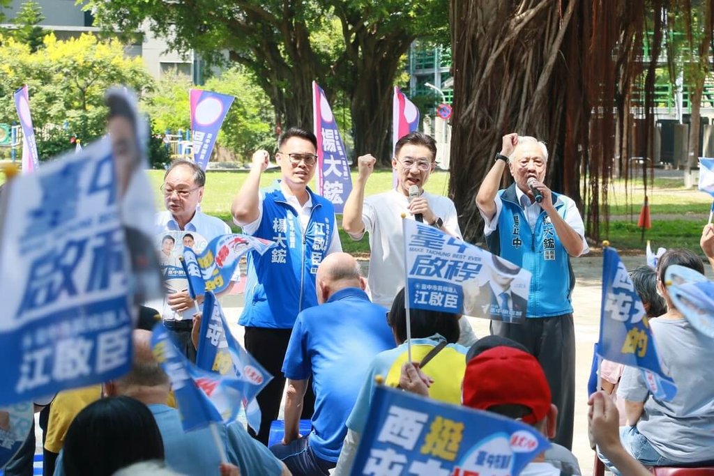 江啟臣西屯攜手議員拜票 何欣純後援會授旗衝選情 江啟臣西屯攜手議員拜票 何欣純後援會授旗衝選情