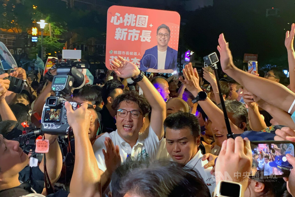 沈伯洋走訪中壢夜市　支持者擠爆