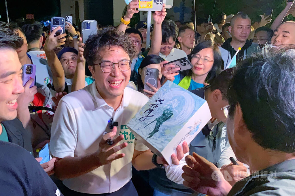 沈伯洋赴中壢夜市與支持者簽名合照