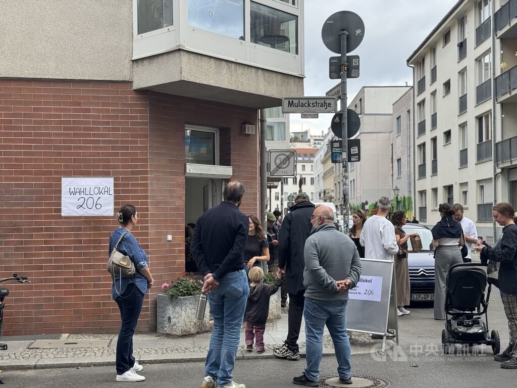 柏林選民前往投票所投票
