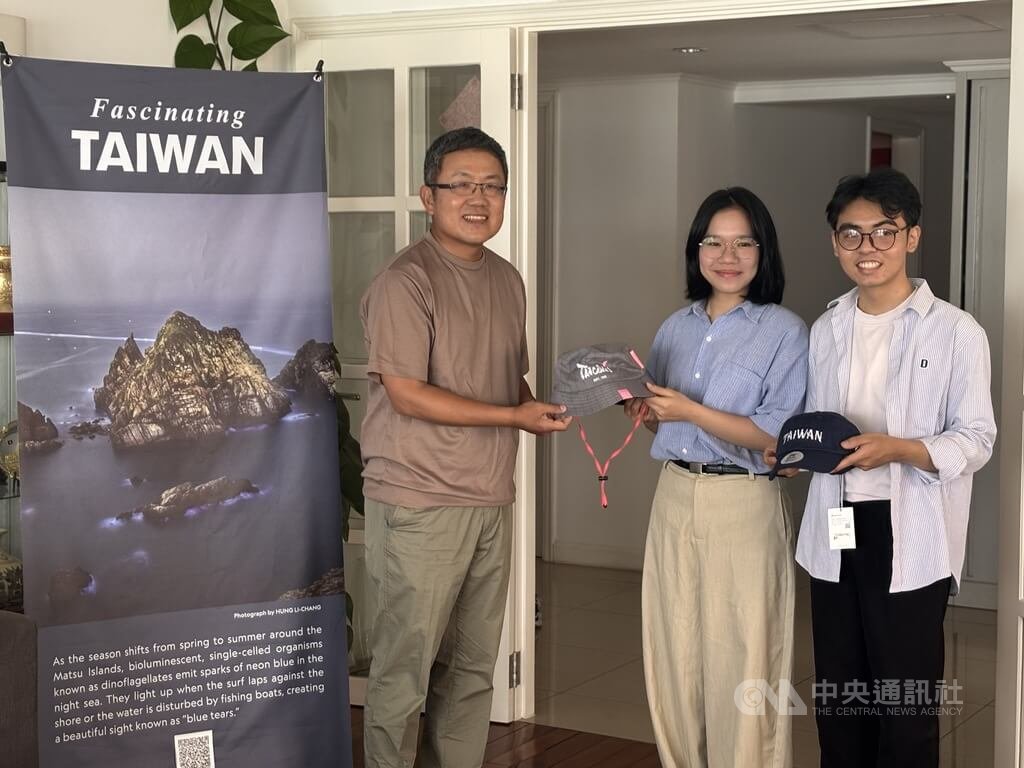 越南家扶基金會獎學金學生與劉世忠