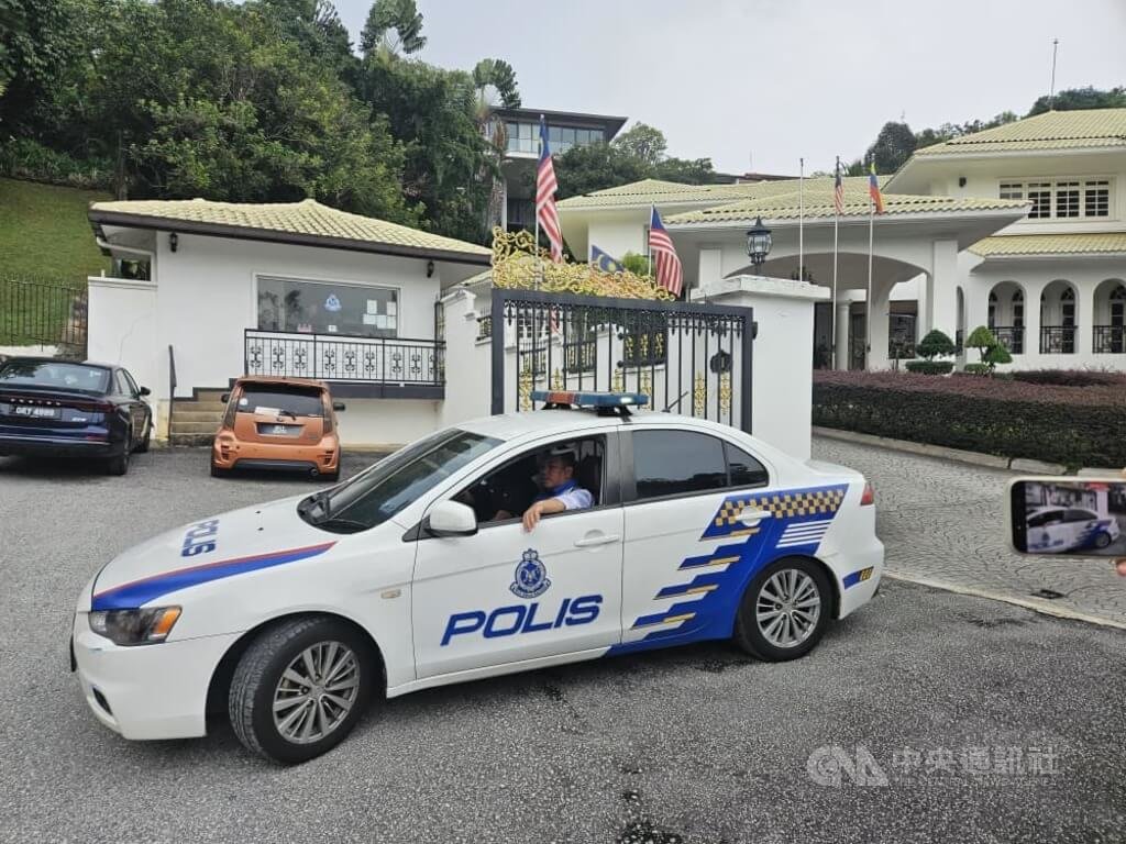 納吉住所外警方部署預作維安