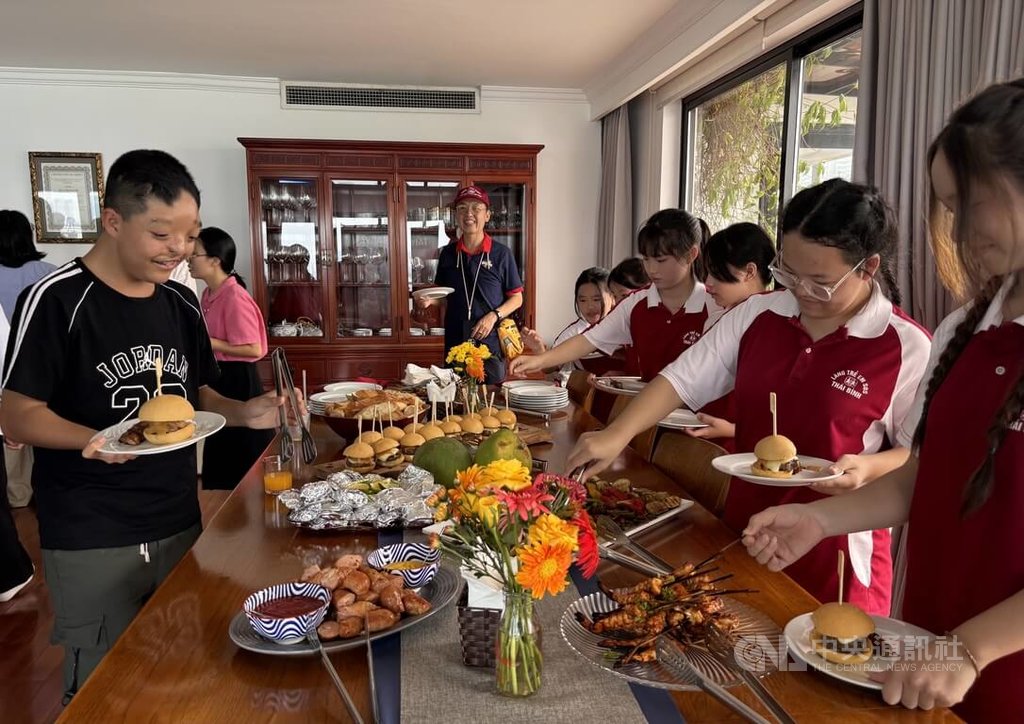 駐越南代表劉世忠官邸舉行中秋烤肉餐會