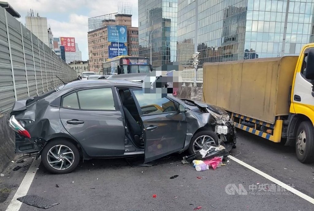 台一線高架道路三重段4車追撞