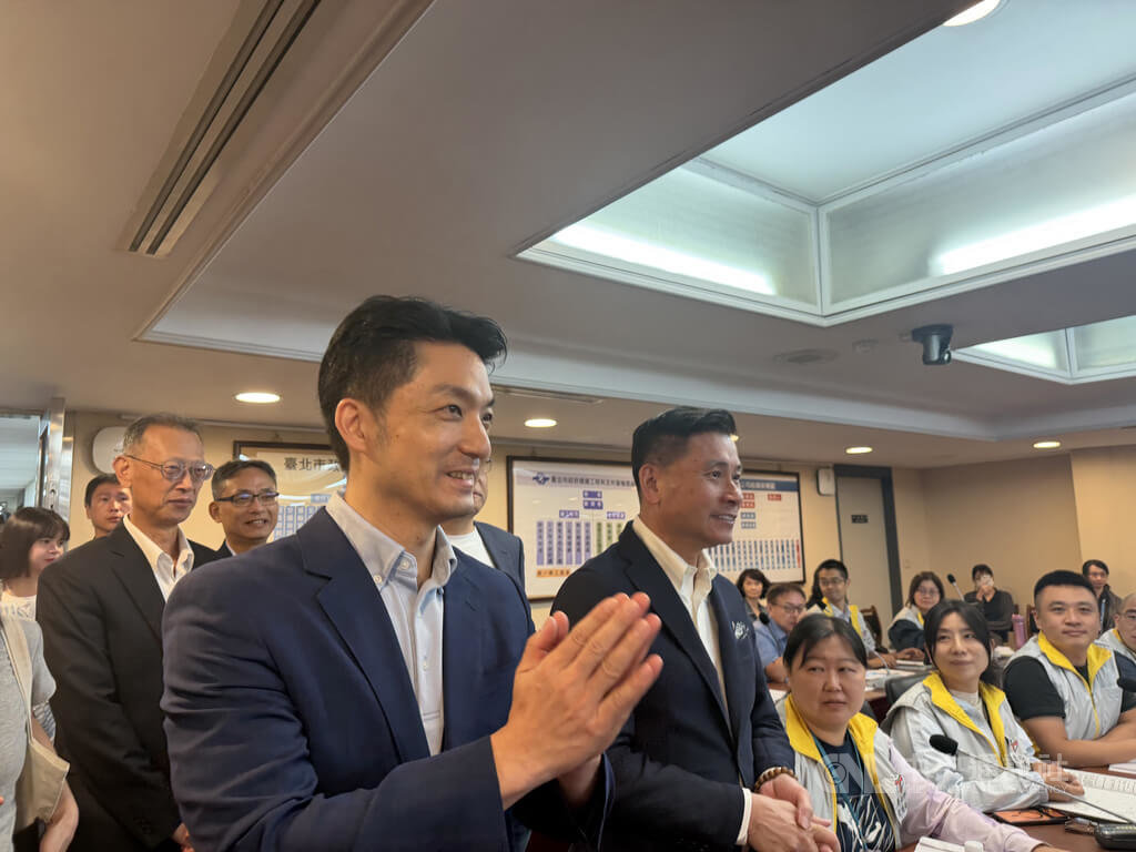 蔣萬安赴北市議會送水果致意