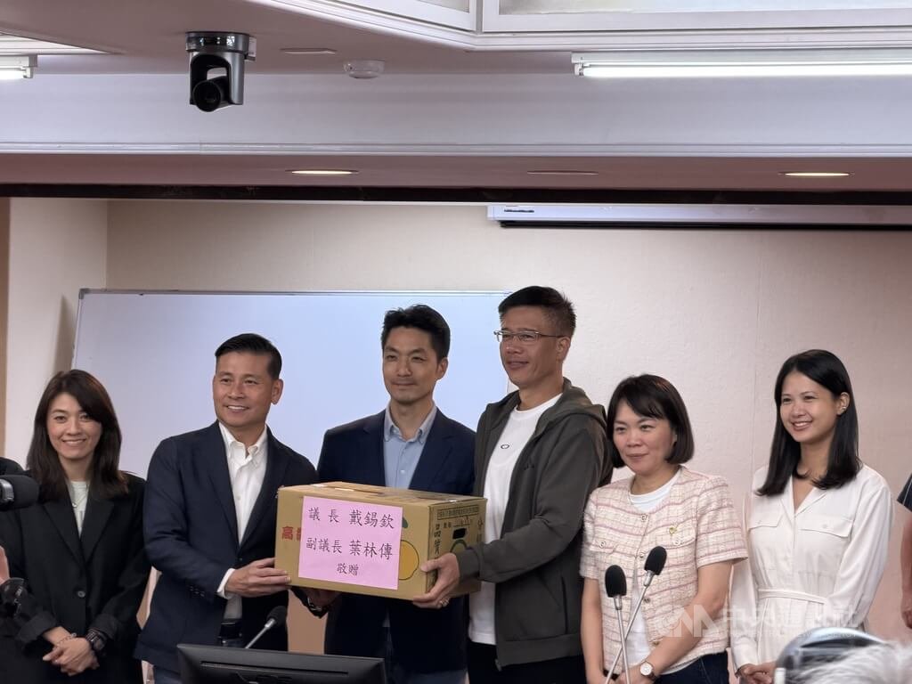 蔣萬安赴議會送水果　簡舒培當面提問有無藍莓