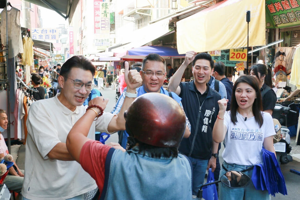 江啟臣台中西屯市場拜票談轉型共融