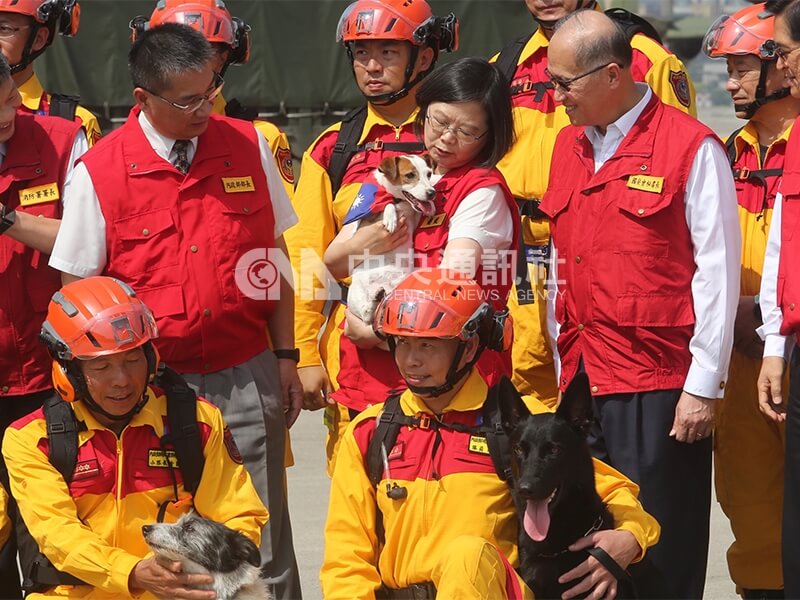 開箱老照片》在瓦礫堆中尋找生機 台灣搜救犬走過1/4世紀
