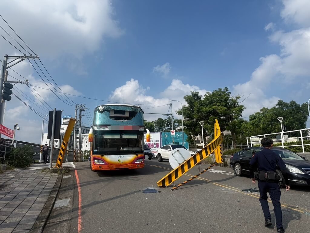 遊覽車撞擊限高架致玻璃碎裂　駕駛稱不熟路況