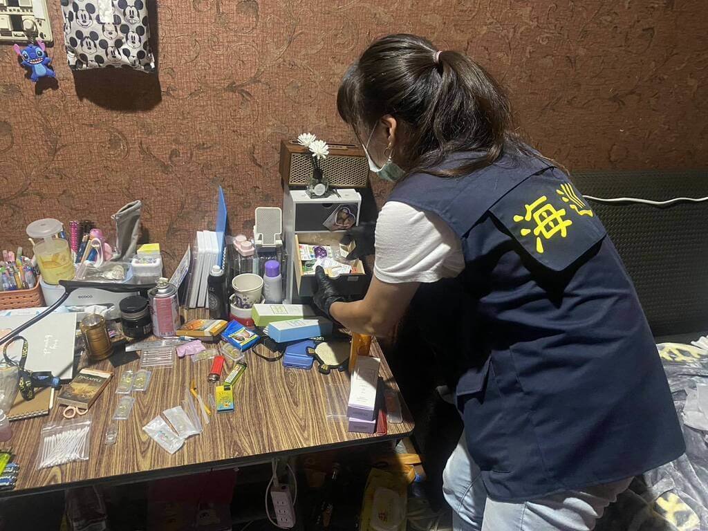 年輕女毒販藏身小吃部 涉販毒予店內同事與顧客