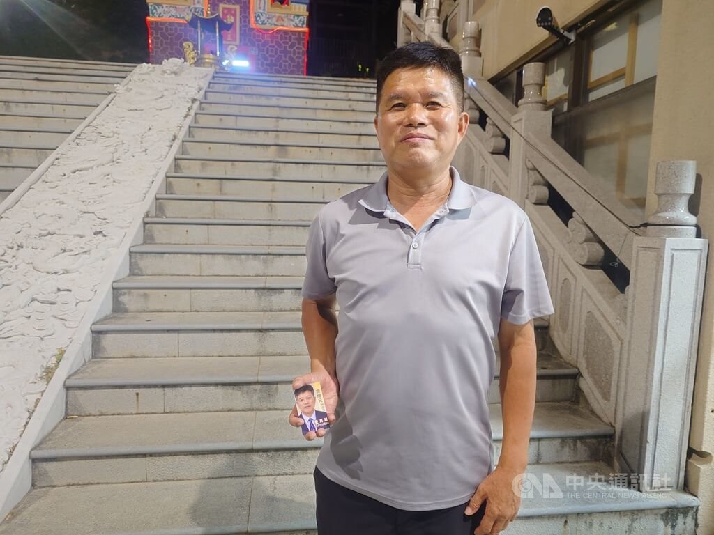 曹爾元勤跑家戶拜訪爭取支持