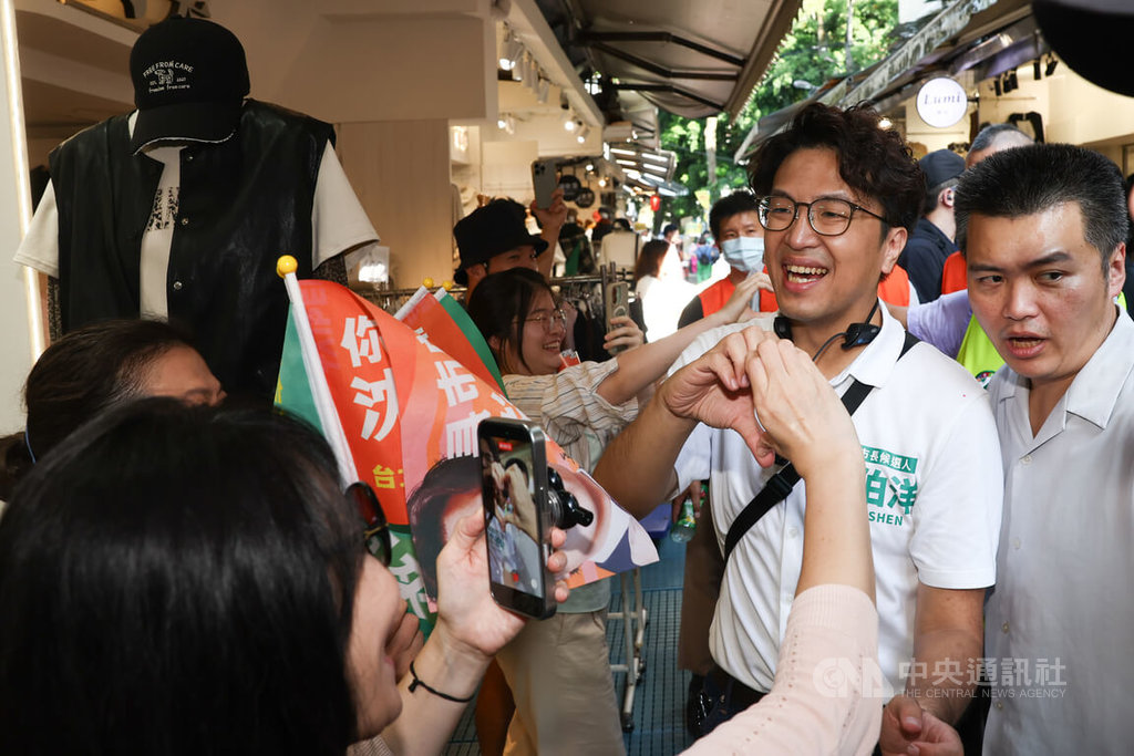 沈伯洋五分埔掃街　支持者熱情迎接（3）