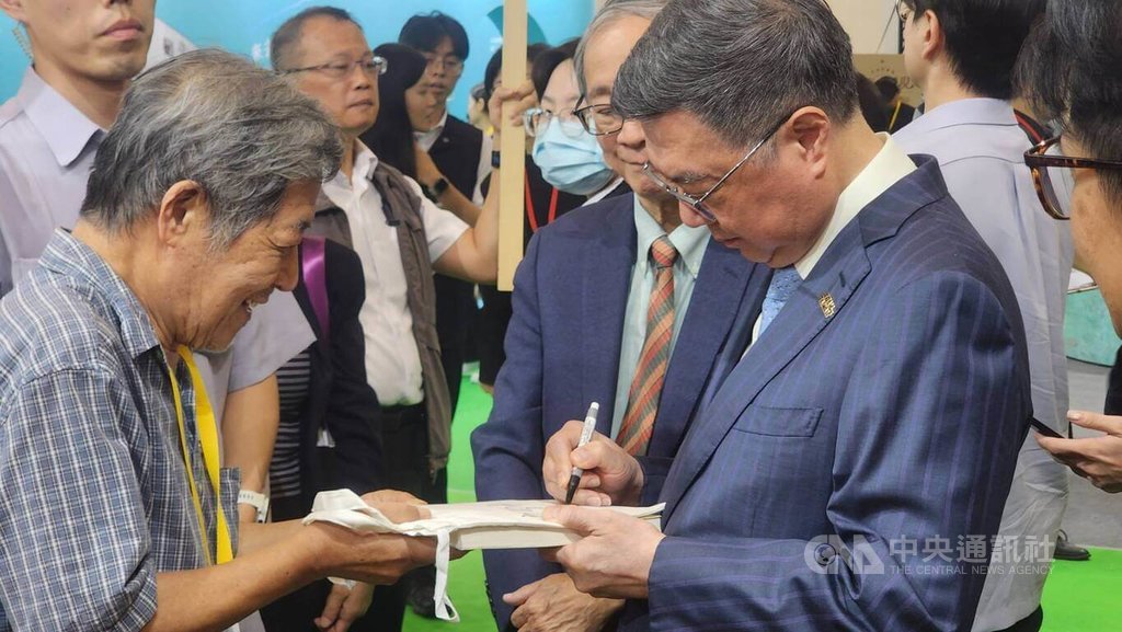 卓榮泰高雄參觀兒少嘉年華書展　為民眾簽名