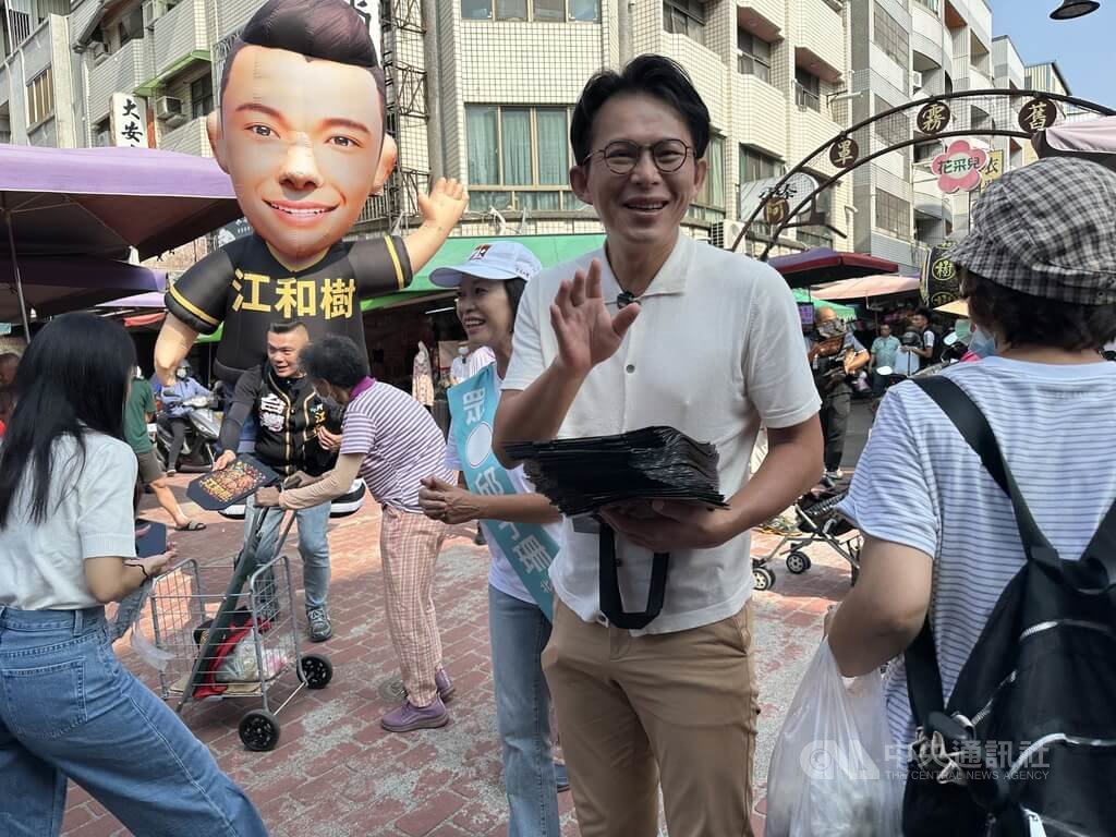 黃國昌陪參選人赴霧峰菜市場掃街