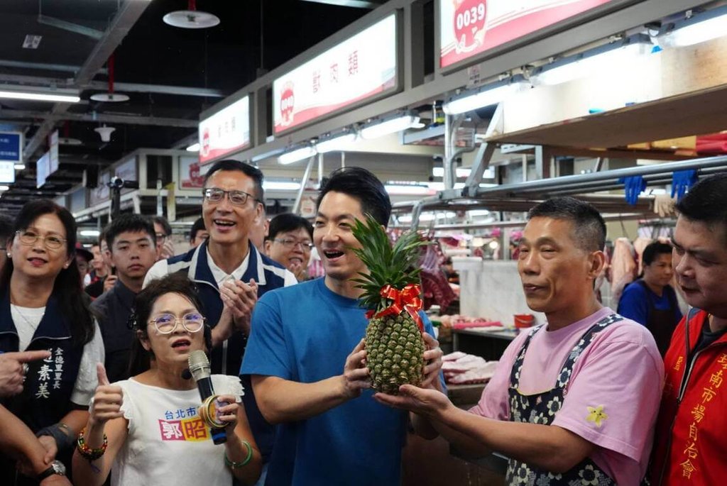 視察環南市場與攤商互動 蔣萬安：持續聆聽基層聲音 | 地方 | 中央社 CNA