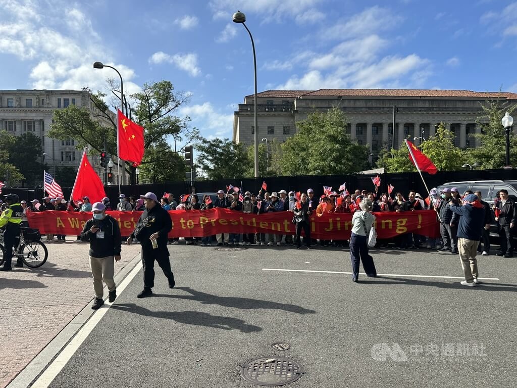 中國僑民歡迎習近平訪華府