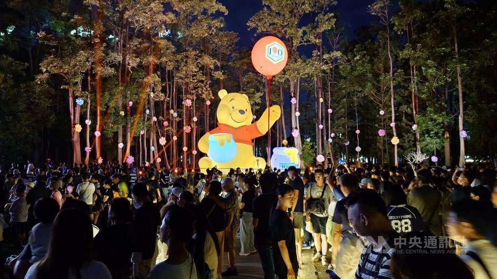 中秋夜嘉義市北香湖畔 9米小熊維尼吸引萬人朝聖 中秋夜嘉義市北香湖畔 9米小熊維尼吸引萬人朝聖
