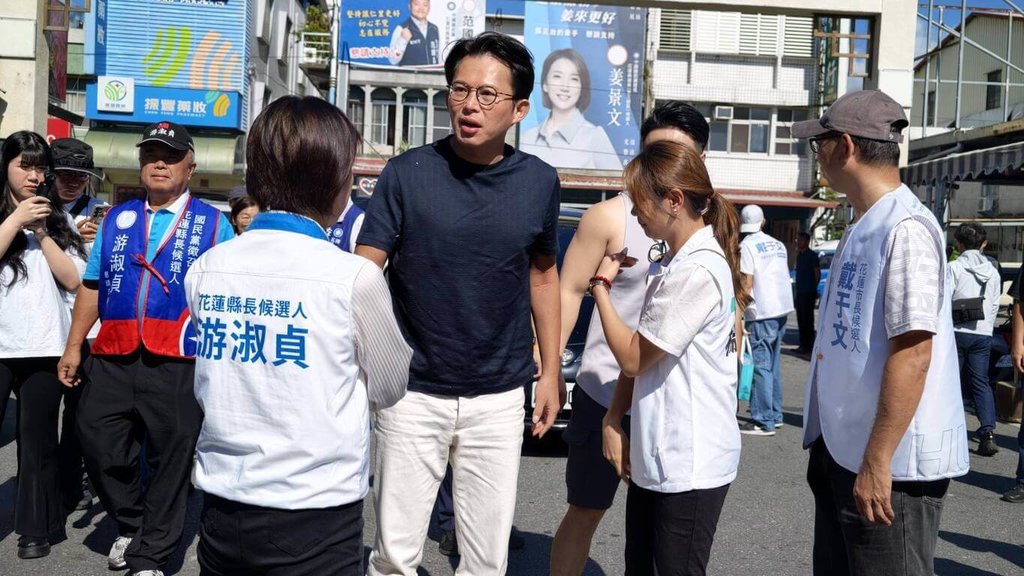 游淑貞仁里市場拜票　巧遇黃國昌互打氣