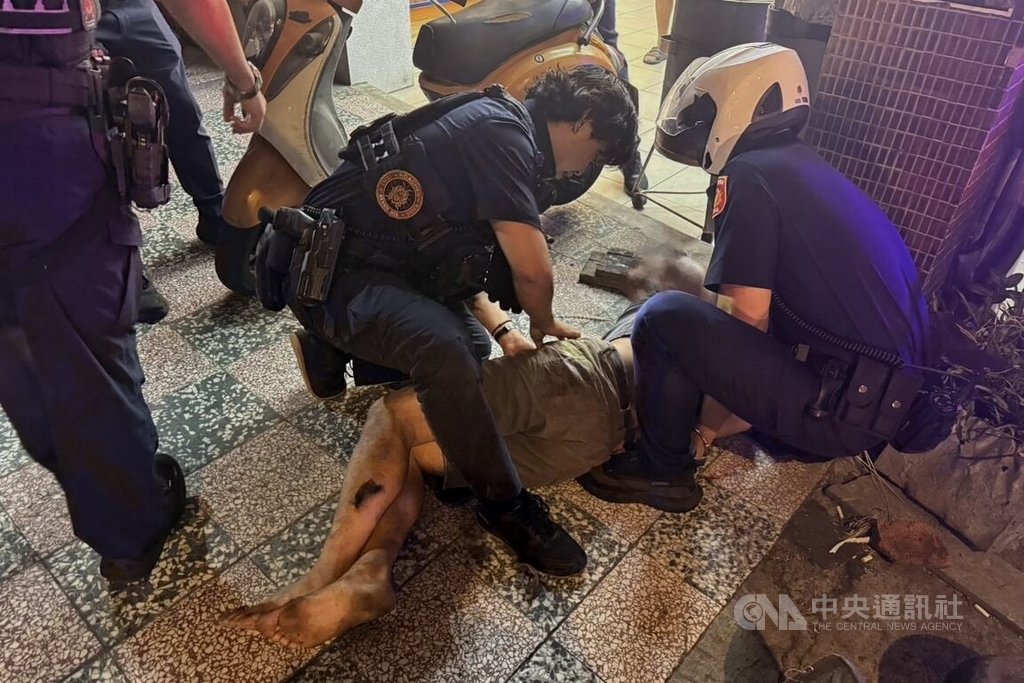 男子神情恍惚見警狂奔滑倒遭逮 桃園警查出安非他命 男子神情恍惚見警狂奔滑倒遭逮 桃園警查出安非他命
