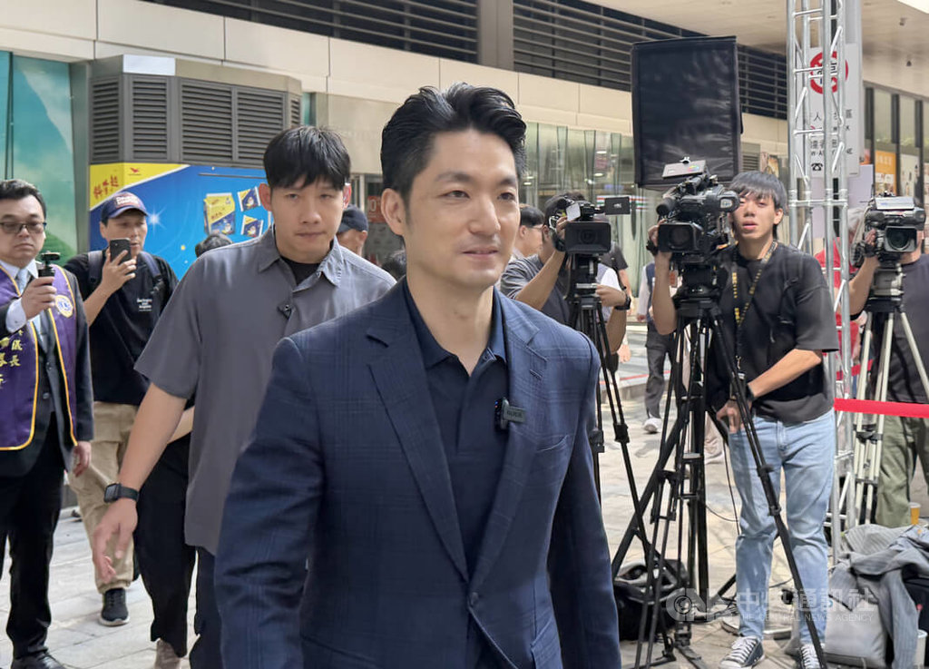 網友熱議競選辦公室視覺設計 蔣萬安:有討論是好事 網友熱議競選辦公室視覺設計 蔣萬安:有討論是好事