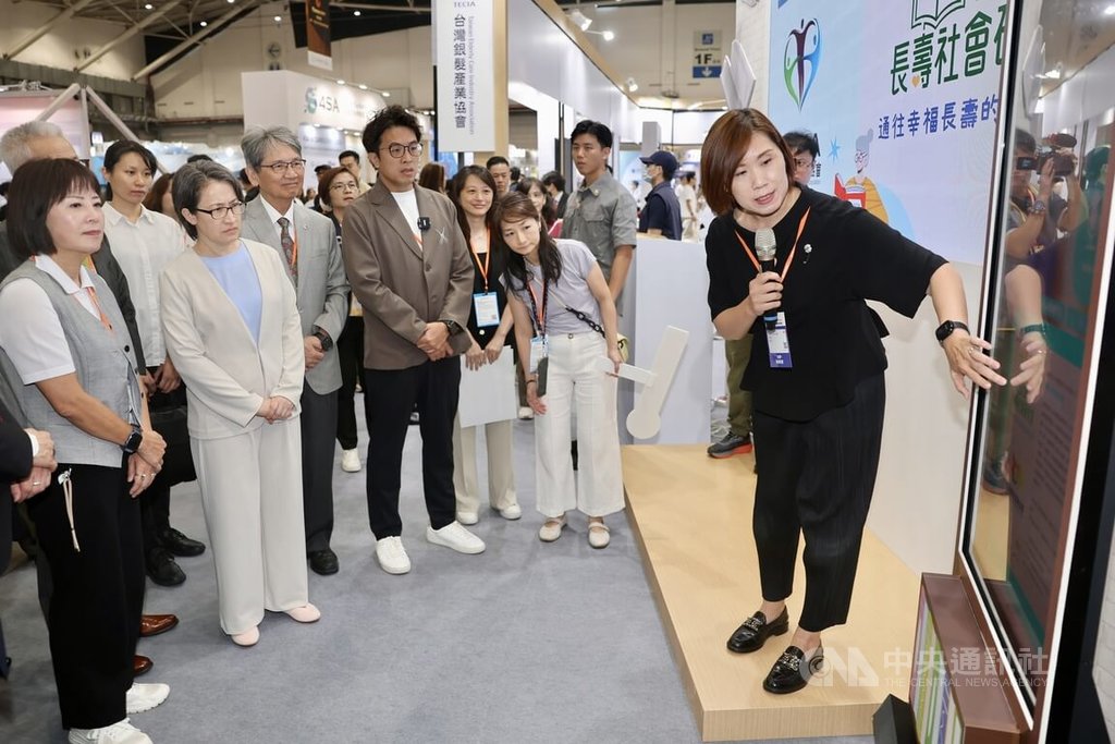 蕭副總統、沈伯洋參觀台北國際照顧博覽會（2）
