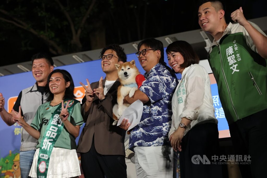 沈伯洋大安區辦肥皂箱開講　民眾帶寵物犬參與