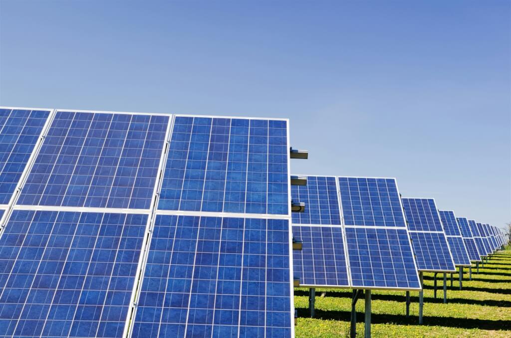 根據中國海關數據，包括太陽能板、風力發電機、電池及電動車在內的潔淨科技產品，去年出口總值達1940億美元。（圖取自Unsplash圖庫）