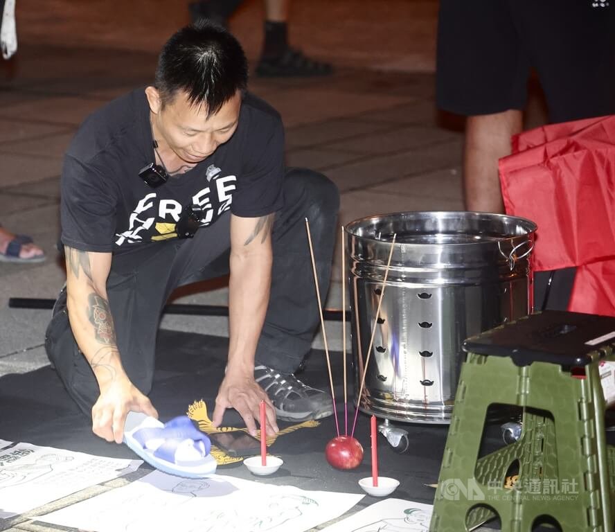 台港連結抵抗極權集會　上演「打小人」（2）